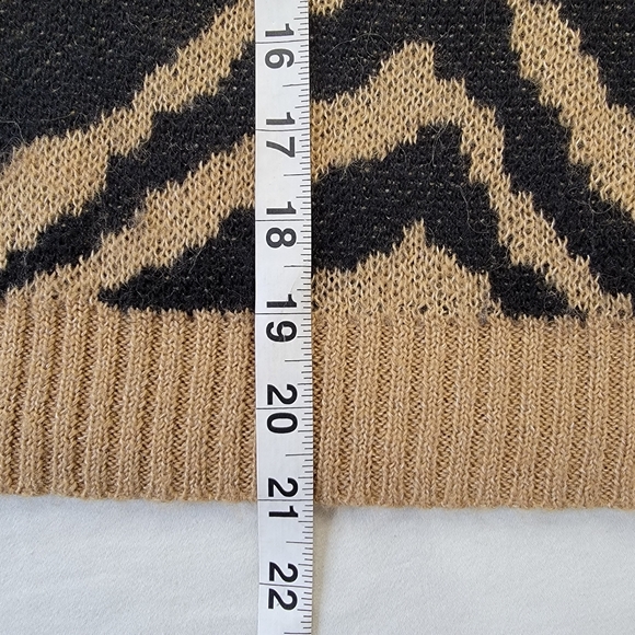 American Eagle Sweater Tan Black Tiger Animal Print Fuzzy Wool Blend Cropped XS - Picture 11 of 13
